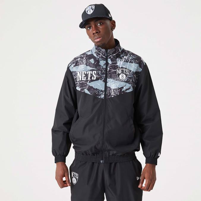 New Era Brooklyn Nets nba zwart trainingsjack met all-over print BT242560