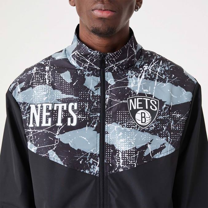 New Era Brooklyn Nets nba zwart trainingsjack met all-over print BT242560