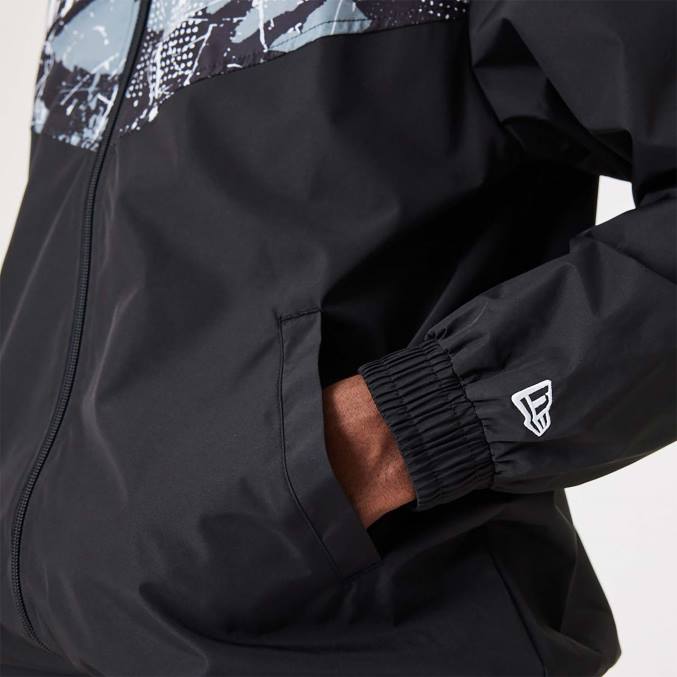 New Era Brooklyn Nets nba zwart trainingsjack met all-over print BT242560