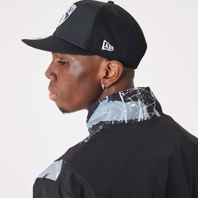 New Era Brooklyn Nets nba zwart trainingsjack met all-over print BT242560
