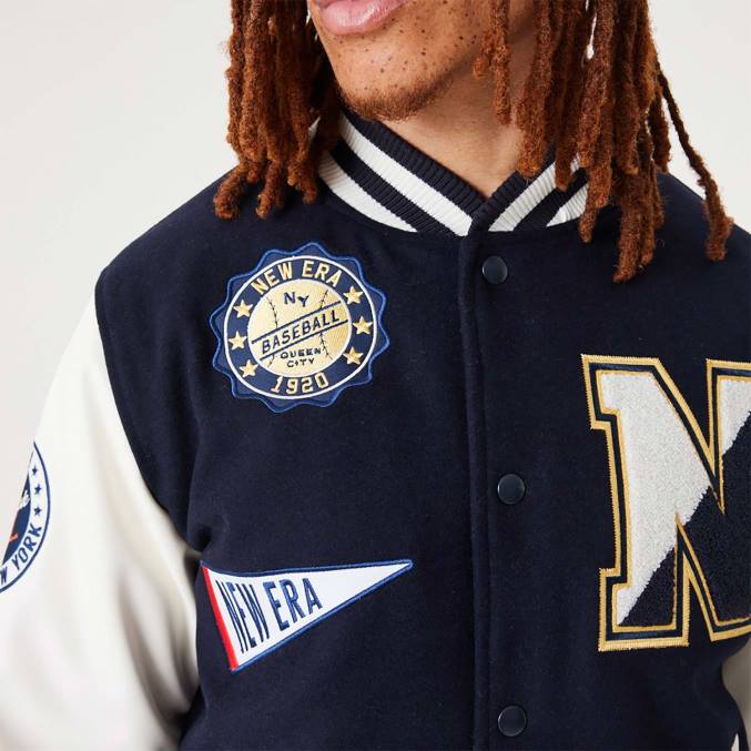 New Era Heritage marineblauw varsity-jack met all-over patch BT242564