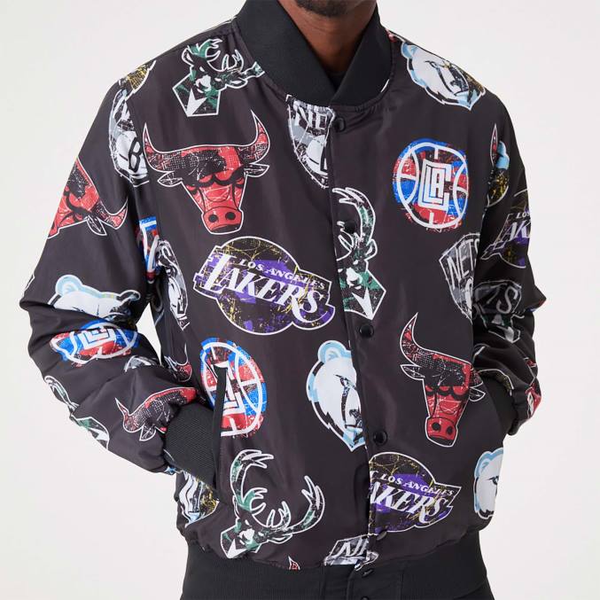 New Era nba all-over print teamlogo's zwart bomberjack BT242571