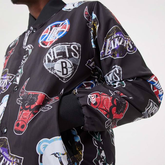 New Era nba all-over print teamlogo's zwart bomberjack BT242571