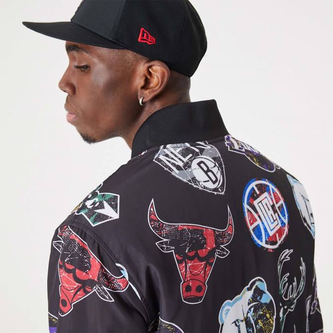 New Era nba all-over print teamlogo's zwart bomberjack BT242571