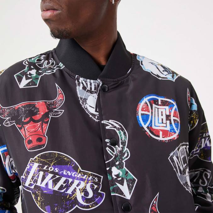 New Era nba all-over print teamlogo's zwart bomberjack BT242571