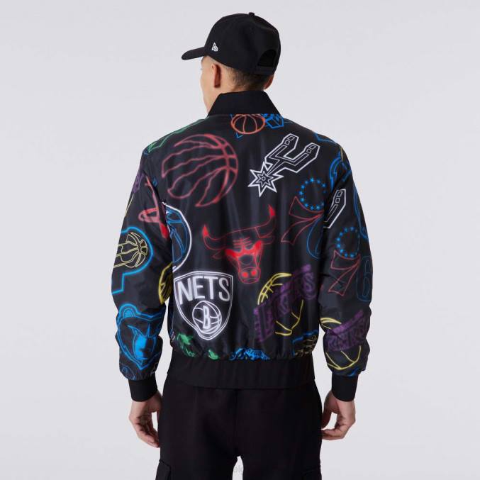 New Era nba zwart bomberjack met all-over print BT242574