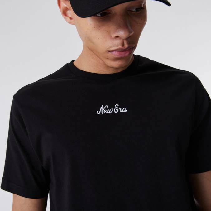 New Era essentieel script zwart t-shirt BT242993
