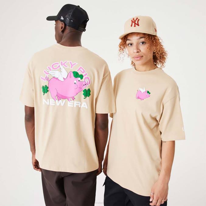 New Era lichtbeige oversized t-shirt met een geluksvarken BT243011