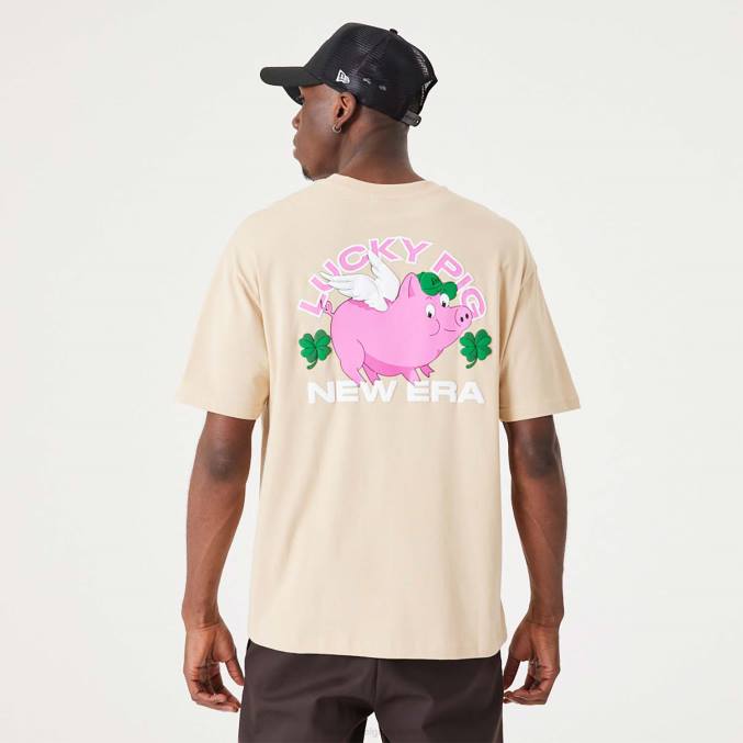 New Era lichtbeige oversized t-shirt met een geluksvarken BT243011