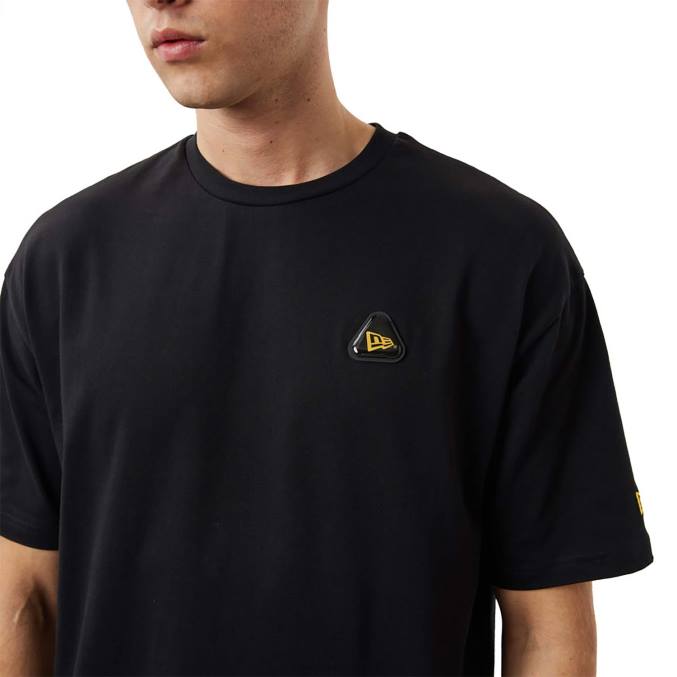 New Era zwart oversized T-shirt met rubberen patch BT242948
