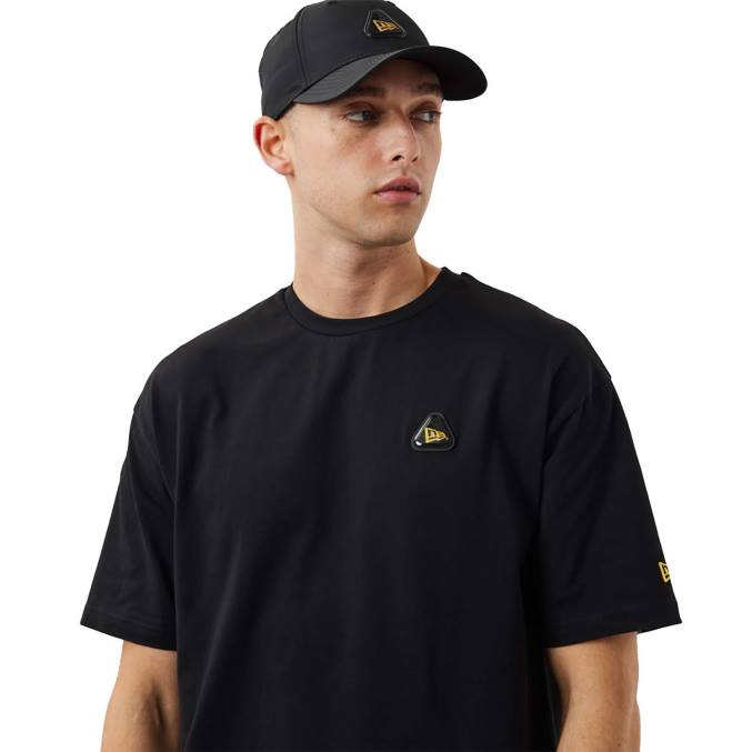 New Era zwart oversized T-shirt met rubberen patch BT242948