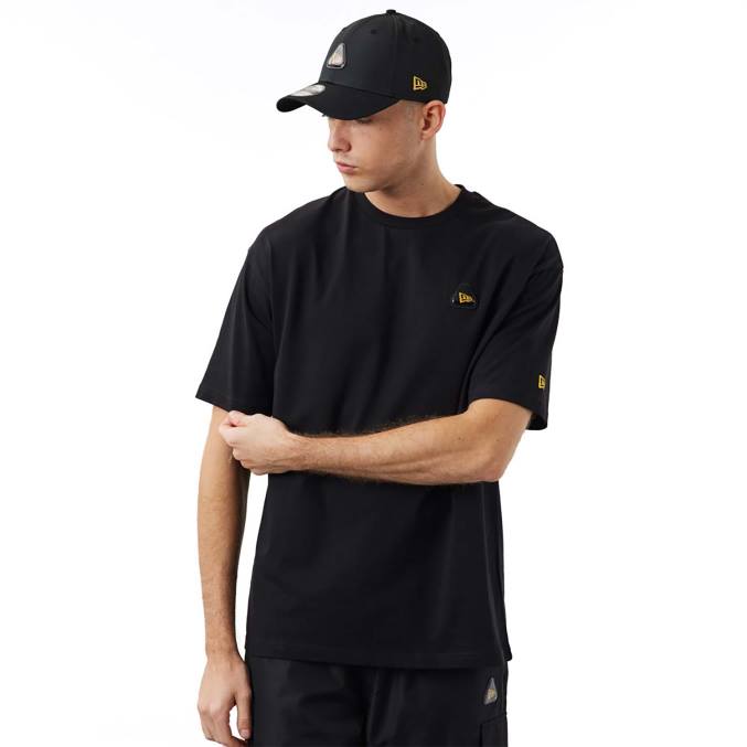 New Era zwart oversized T-shirt met rubberen patch BT242948