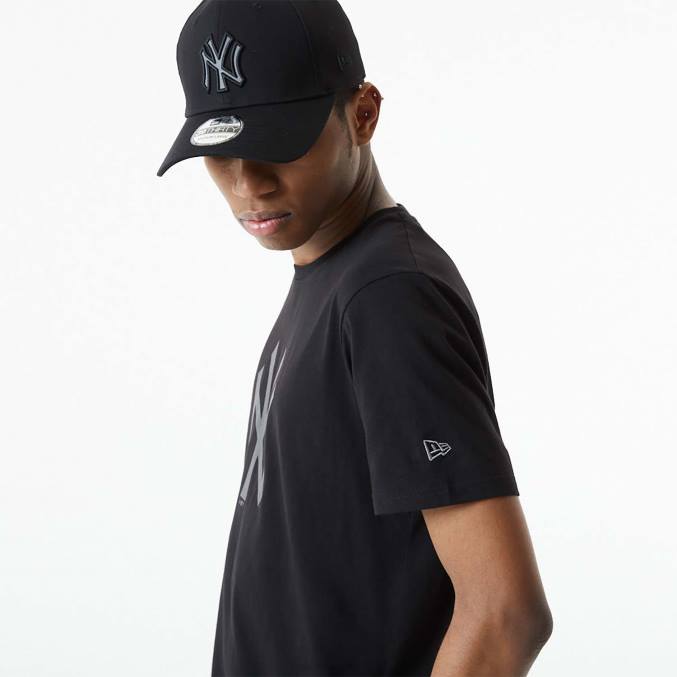 New Era zwart t-shirt met reflecterende print van New York Yankees BT243098